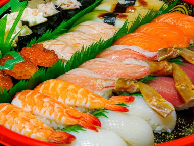 Japon suşi teslimatı hızlı ve kolay bir yemek için harika bir seçenektir.