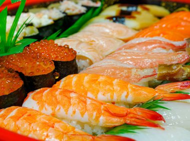 Japon suşi teslimatı hızlı ve kolay bir yemek için harika bir seçenektir.