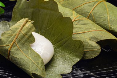 Beyaz arka planda Japon pirinç keki 'Kashiwa mochi'