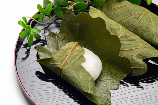 Beyaz arka planda Japon pirinç keki 'Kashiwa mochi'