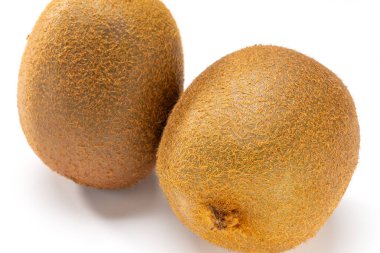 Beyaz arka planda Kivi meyveleri