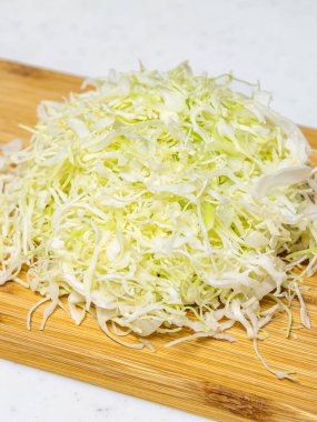 Beyaz arka planda taze lahana