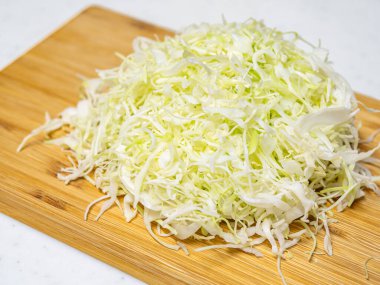 Beyaz arka planda taze lahana