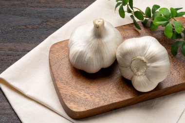 Tahta masada taze sarımsak.