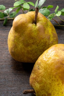 Tahta masada taze armutlar.