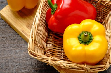 Ahşap masada renkli kırmızı biber