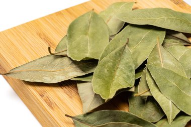 Beyaz arkaplanda defne yaprağı