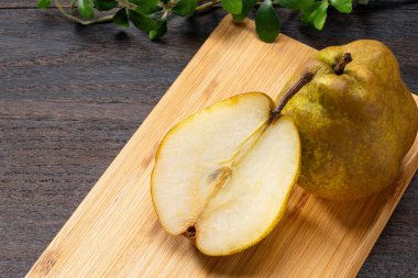 Tahta masada taze armutlar.