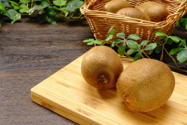 Kivi meyveleri ve tahta kesme tahtası