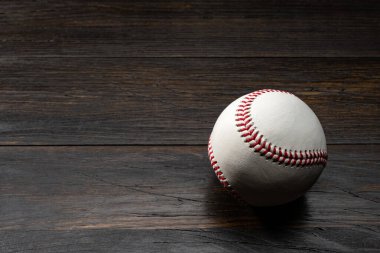 Tahta masada izole edilmiş beyzbol topu.