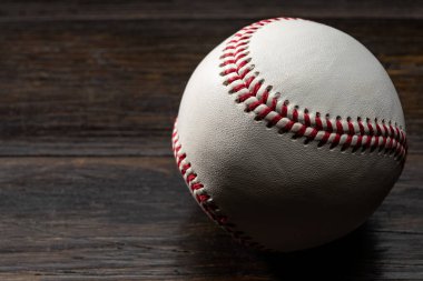 Tahta masada izole edilmiş beyzbol topu.