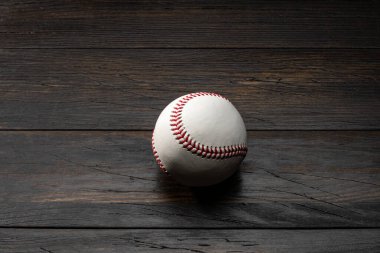 Tahta masada izole edilmiş beyzbol topu.