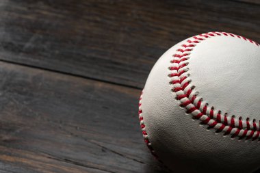 Tahta masada izole edilmiş beyzbol topu.