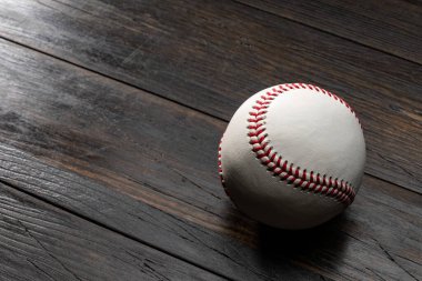 Tahta masada izole edilmiş beyzbol topu.