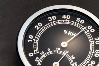 Koyu arkaplanda higrometre