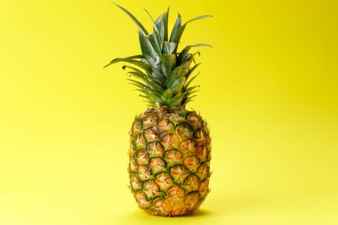 Renkli arkaplanda taze ananas