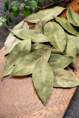 Ahşap masada defne yaprağı