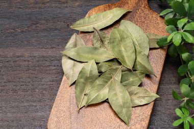 Ahşap masada defne yaprağı