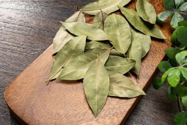 Ahşap masada defne yaprağı