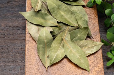 Ahşap masada defne yaprağı