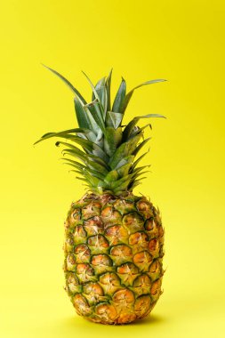 Renkli arkaplanda taze ananas