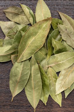 Ahşap masada defne yaprağı