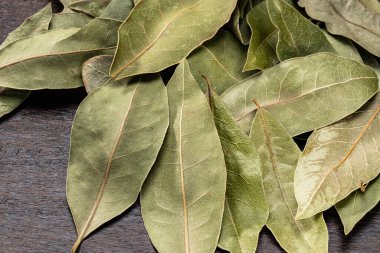 Ahşap masada defne yaprağı