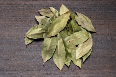 Ahşap masada defne yaprağı