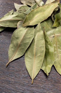 Ahşap masada defne yaprağı