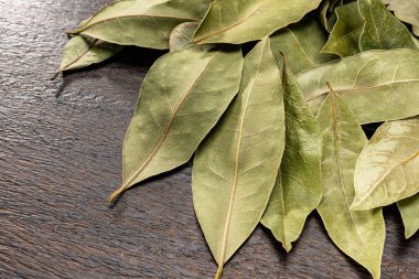 Ahşap masada defne yaprağı