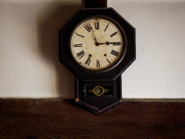 Japon evindeki eski duvar saati.