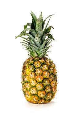 Beyaz arkaplanda taze ananas
