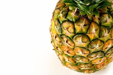Beyaz arkaplanda taze ananas