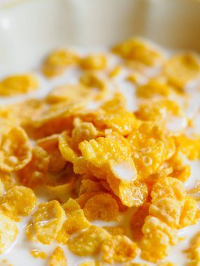 Sağlıklı mısır gevreği ve süt.