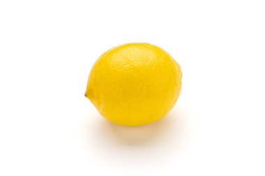 Beyaz arkaplanda izole edilmiş taze limon meyvesi
