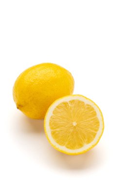 Beyaz arkaplanda izole edilmiş taze limon meyvesi