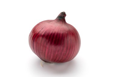 beyaz zemin üzerine kırmızı çiğ soğan