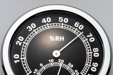 Gri arkaplanda higrometre