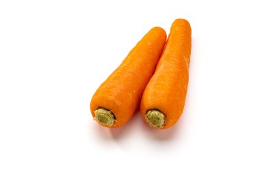 Beyaz arka planda taze havuç