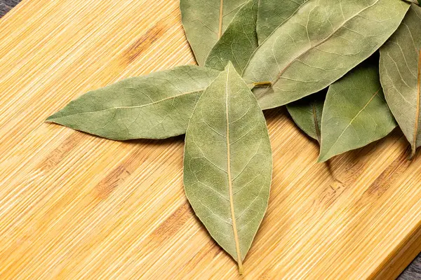 Ahşap masada defne yaprağı