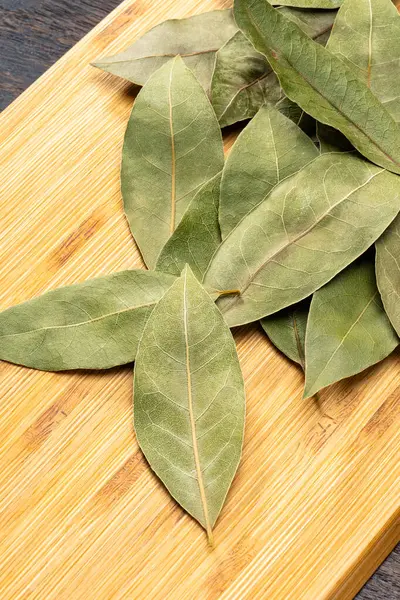 Ahşap masada defne yaprağı