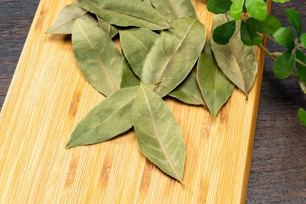 Ahşap masada defne yaprağı