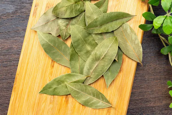 Ahşap masada defne yaprağı