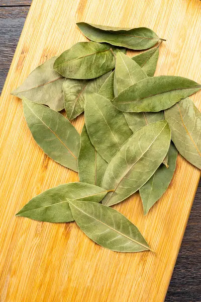 Ahşap masada defne yaprağı