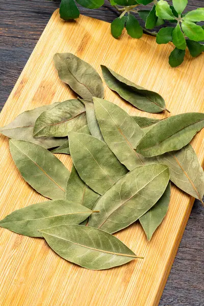 Ahşap masada defne yaprağı