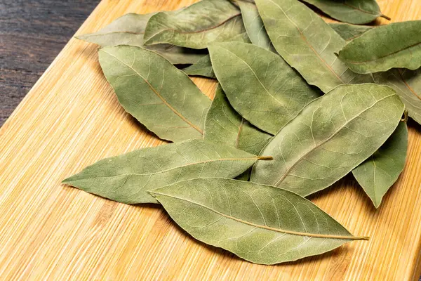 Ahşap masada defne yaprağı