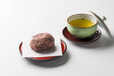 Fasulye ezmesi kaplı pirinç, geleneksel Japon tatlısı 'ohaji'