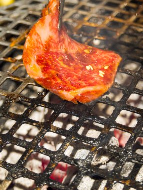 'Yakiniku' tek başına pişirebileceğin ızgara et.