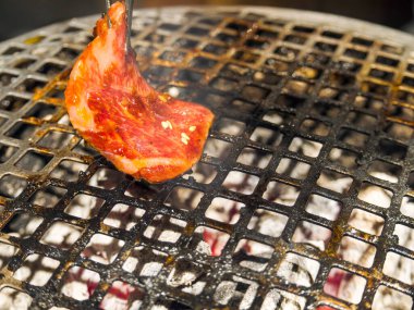 'Yakiniku' tek başına pişirebileceğin ızgara et.