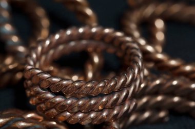 El yapımı bakır yüzük koleksiyonu ağrı kesici için iyidir.